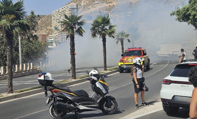 [VÍDEO] Incendio en Albufereta: un coche arde frente a la playa y el conductor logra escapar