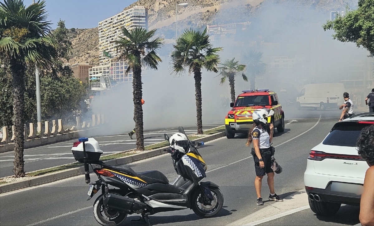 [VÍDEO] Incendio en Albufereta: un coche arde frente a la playa y el conductor logra escapar