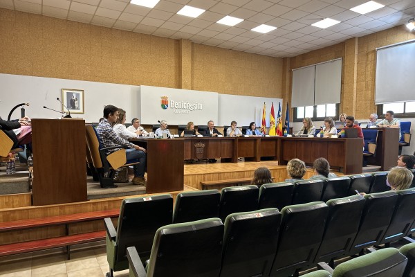 Benicàssim aprueba en el Pleno municipal la bajada del IBI y la tasa de residuos obligada por Ley