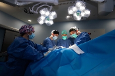 Los hospitales Vithas de Alicante implantan una técnica pionera en la Comunitat para prótesis de cadera 