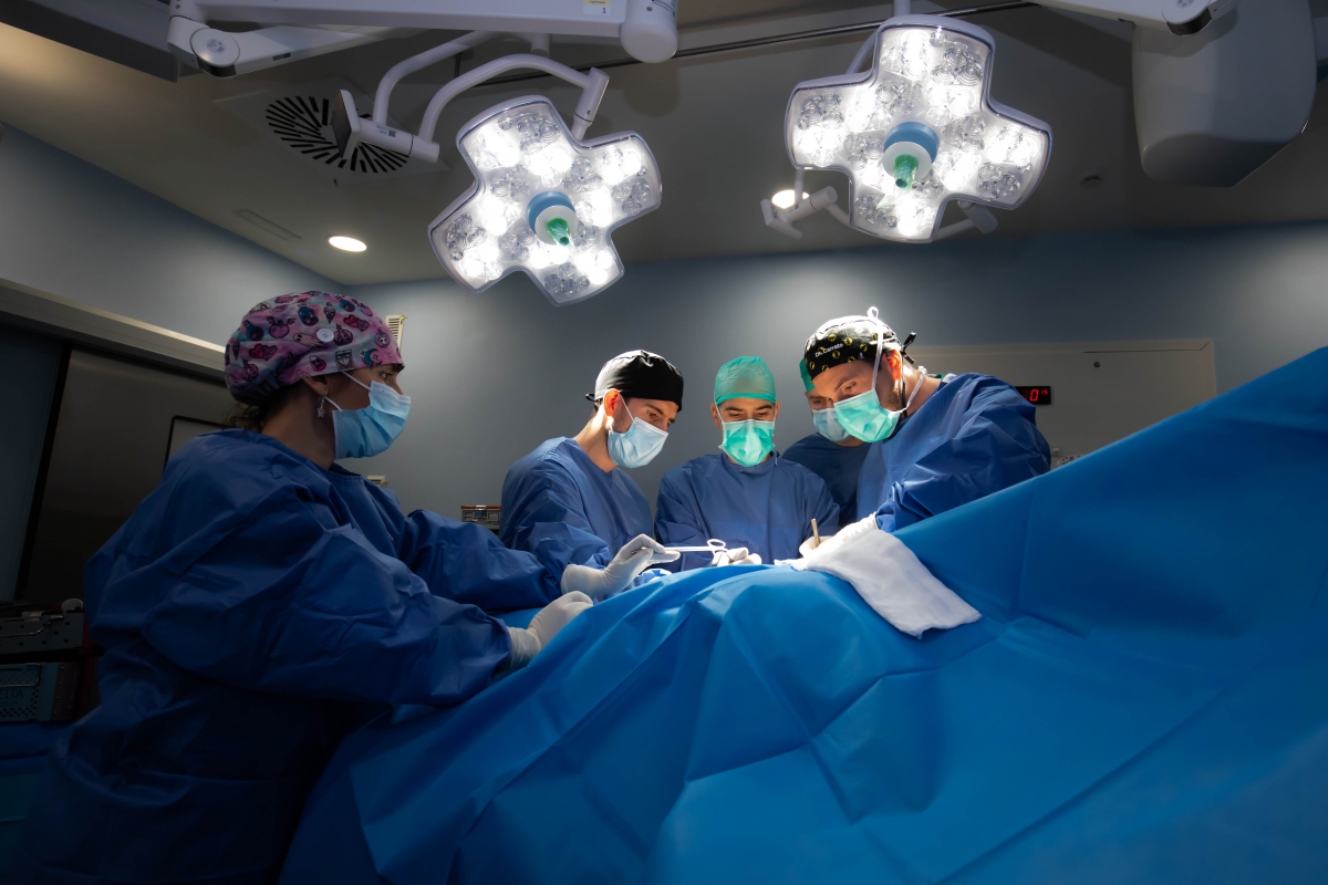Los hospitales Vithas de Alicante implantan una técnica pionera en la Comunitat para prótesis de cadera 