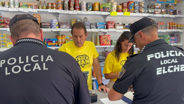 La Policía Local de Elche inspecciona puntos de venta de pirotecnia hasta la Nit de l'Albà
