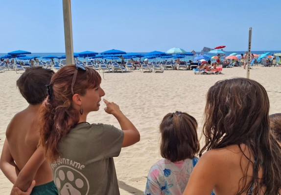 Terra Natura lleva la educación ambiental a la playa de Levante con una jornada de sensibilización 