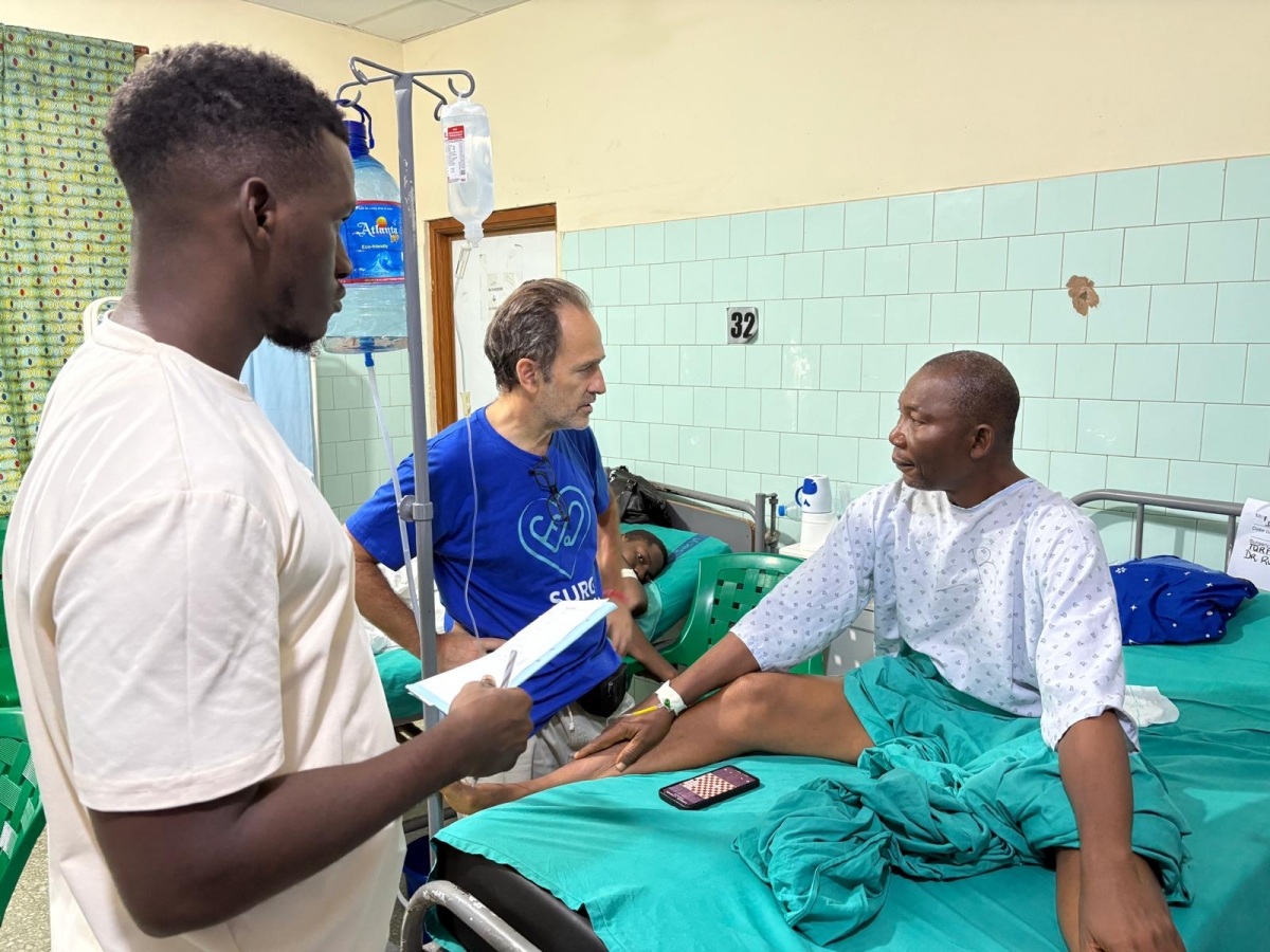 El equipo de urología de Vithas opera a decenas de pacientes en una misión de Surg for All en África