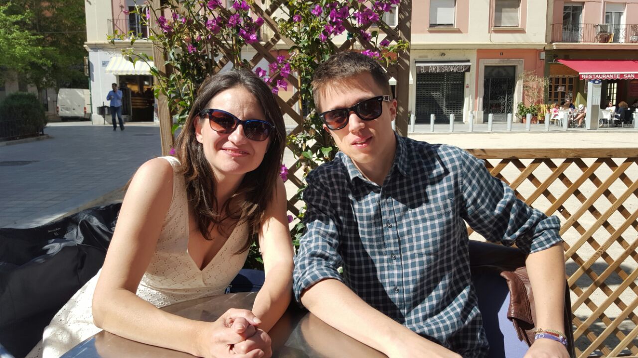 Mónica Oltra e Íñigo Errejón en su encuentro de este lunes en una céntrica terraza - 