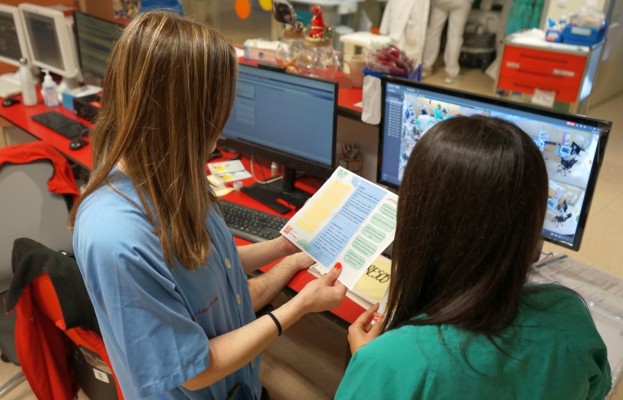 El hospital La Arrixaca pone en marcha un 'Diario de UCI' para humanizar la estancia en cuidados intensivos pediátricos