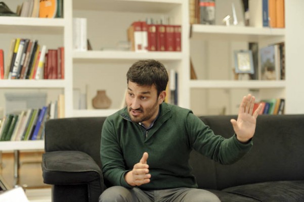 43 libros, unas pantuflas y un melón: estos son los regalos al conseller de Cultura