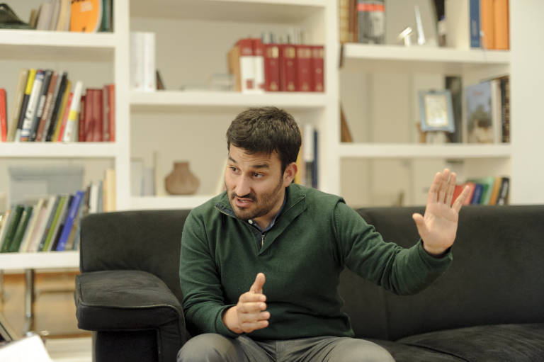 43 libros, unas pantuflas y un melón: estos son los regalos al conseller de Cultura