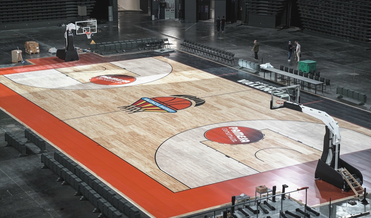 El Roig Arena ya luce pista con los colores del Valencia Basket