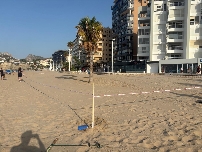 Calp inicia la instalación de hamacas y toldos en las playas tras resolver el embrollo de la adjudicación