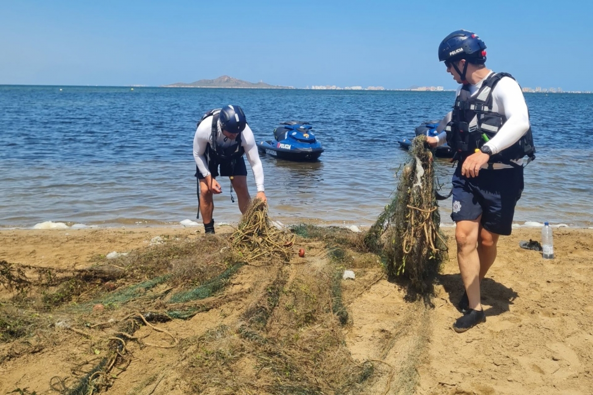 Policía Local de Cartagena retira una red de pesca sin señalizar del Mar Menor - 