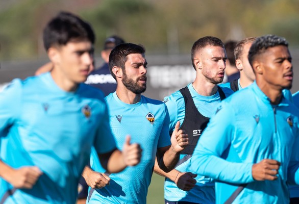 Salva Ruiz ya entrena con normalidad y podría estar en la próxima convocatoria