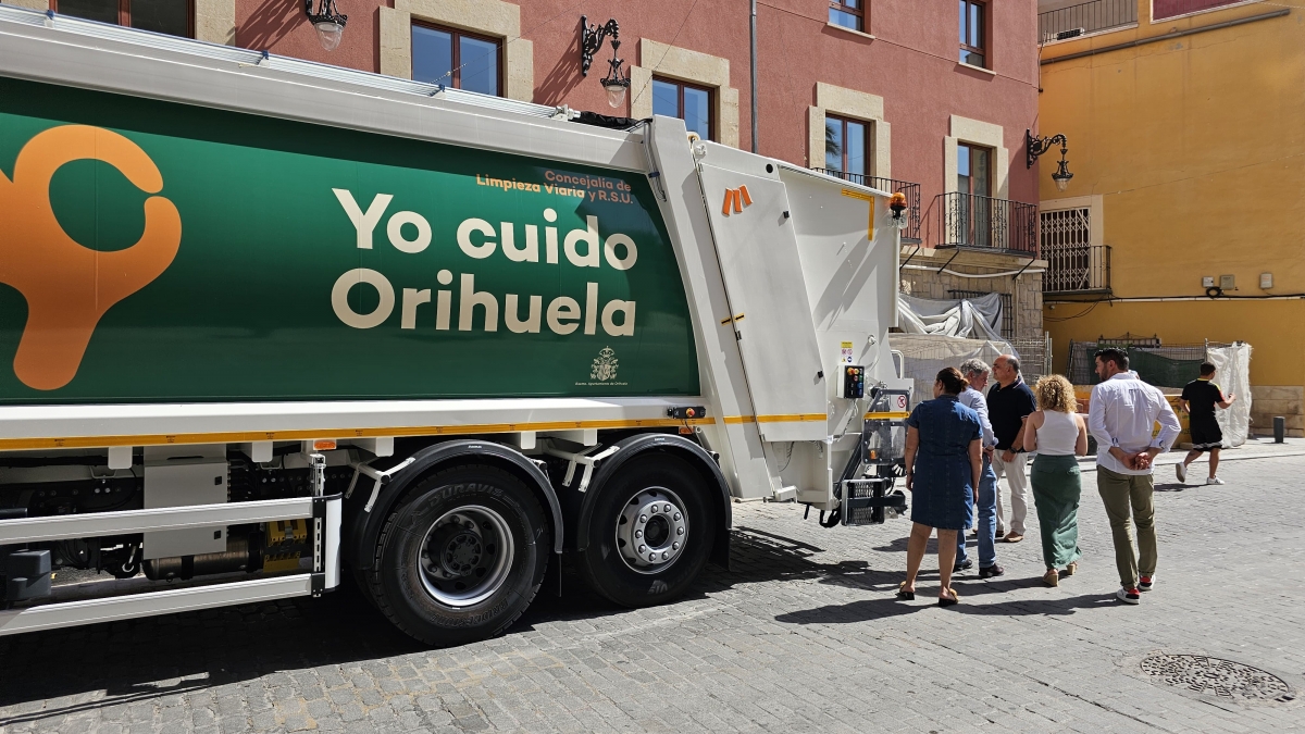 Orihuela refuerza el servicio de recogida de basuras con cuatro nuevos camiones para la costa