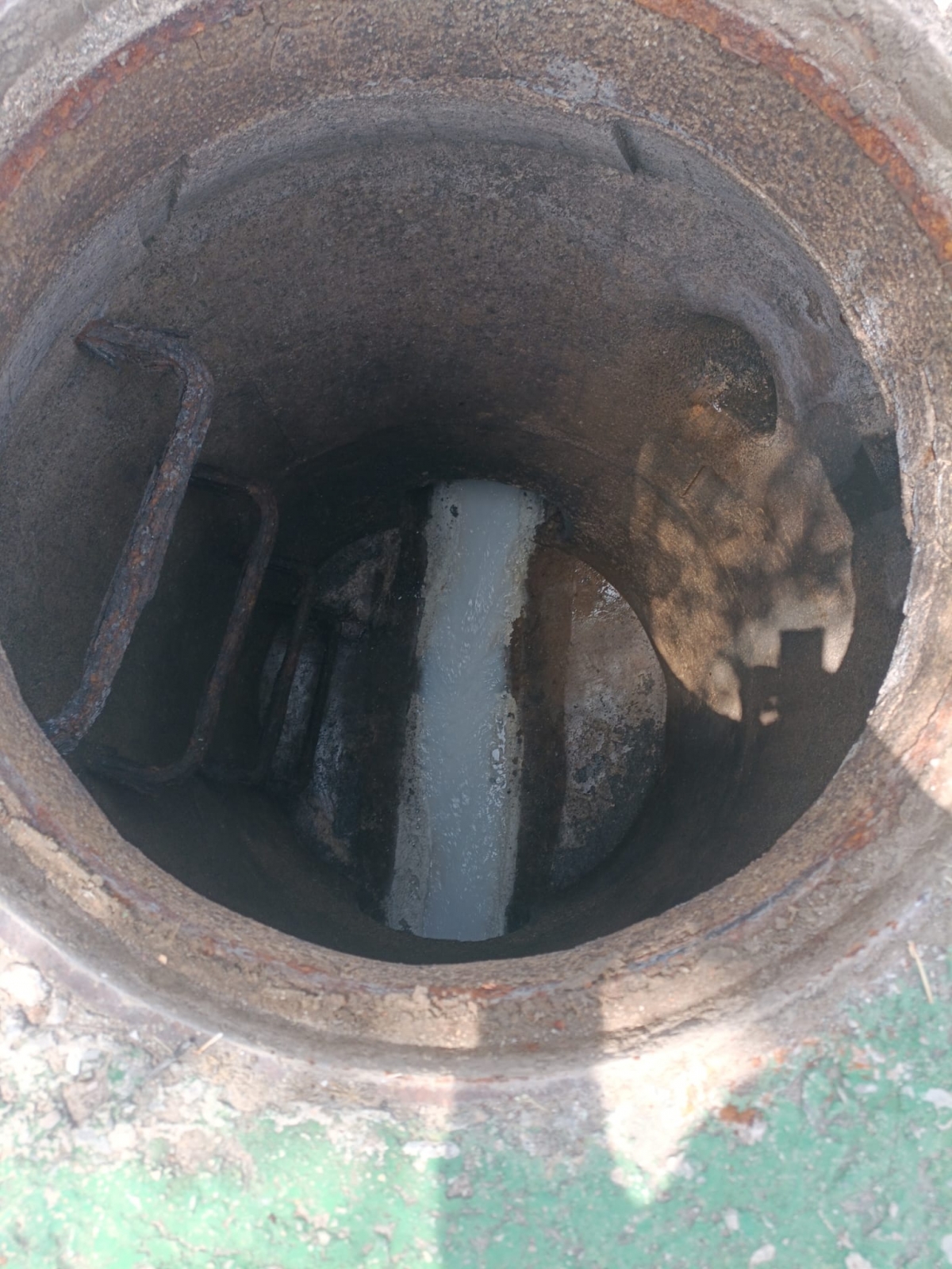 Varios operarios se intoxican en Fuente del Jarro por un vertido que obliga a paralizar la actividad de dos empresas