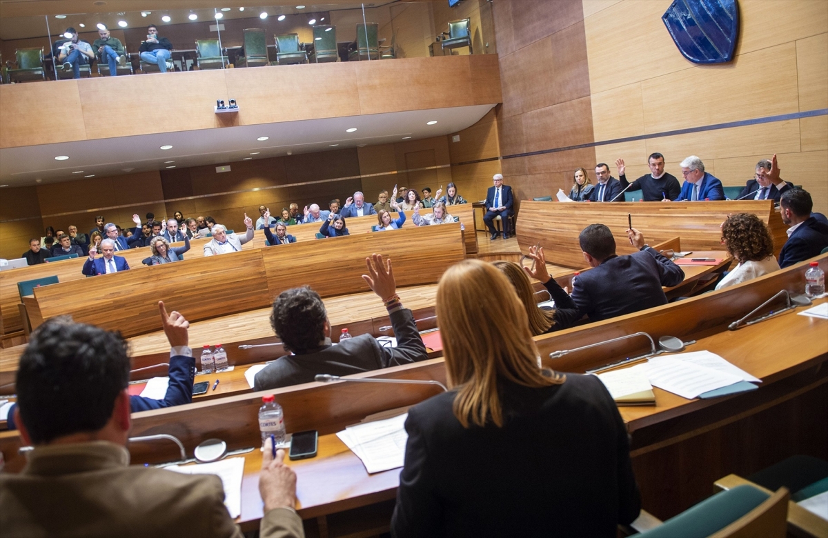 Los tres diputados provinciales de Compromís cuelgan sus títulos universitarios