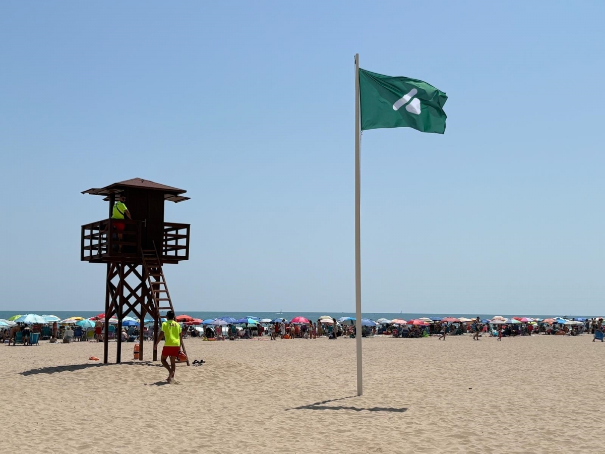 Cullera incorpora señalética accesible en las banderas de sus playas