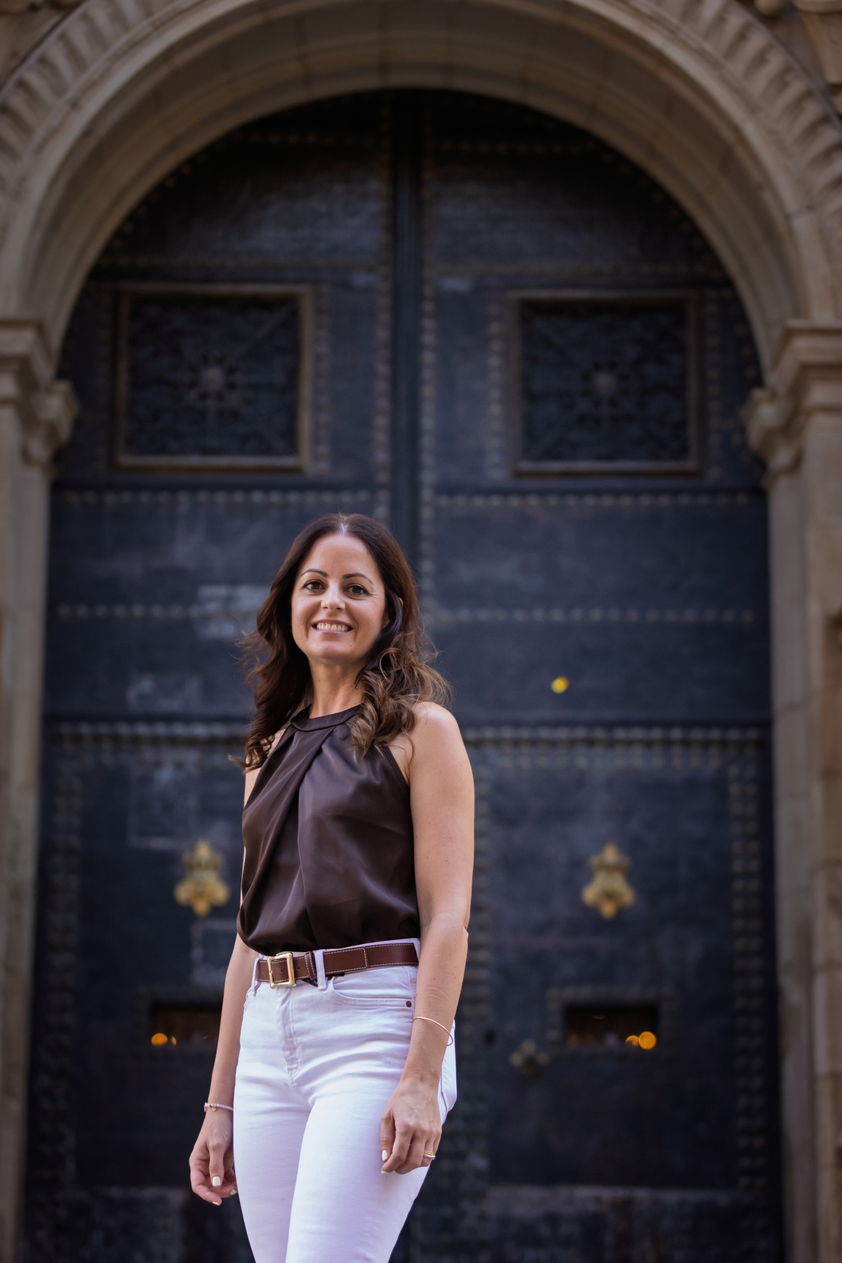 La concejal frente a Santa María -