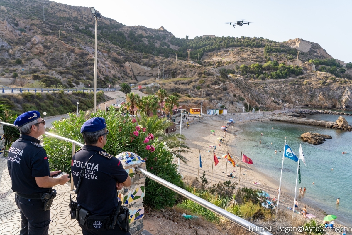 Cartagena despliega drones y más vigilancia policial en La Manga y Cabo de Palos contra los botellones y los 'aparcacoches' 