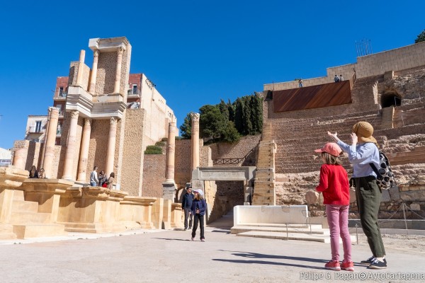 El Teatro Romano de Cartagena invita a viajar en el tiempo este puente de agosto con visitas teatralizadas y rutas temáticas