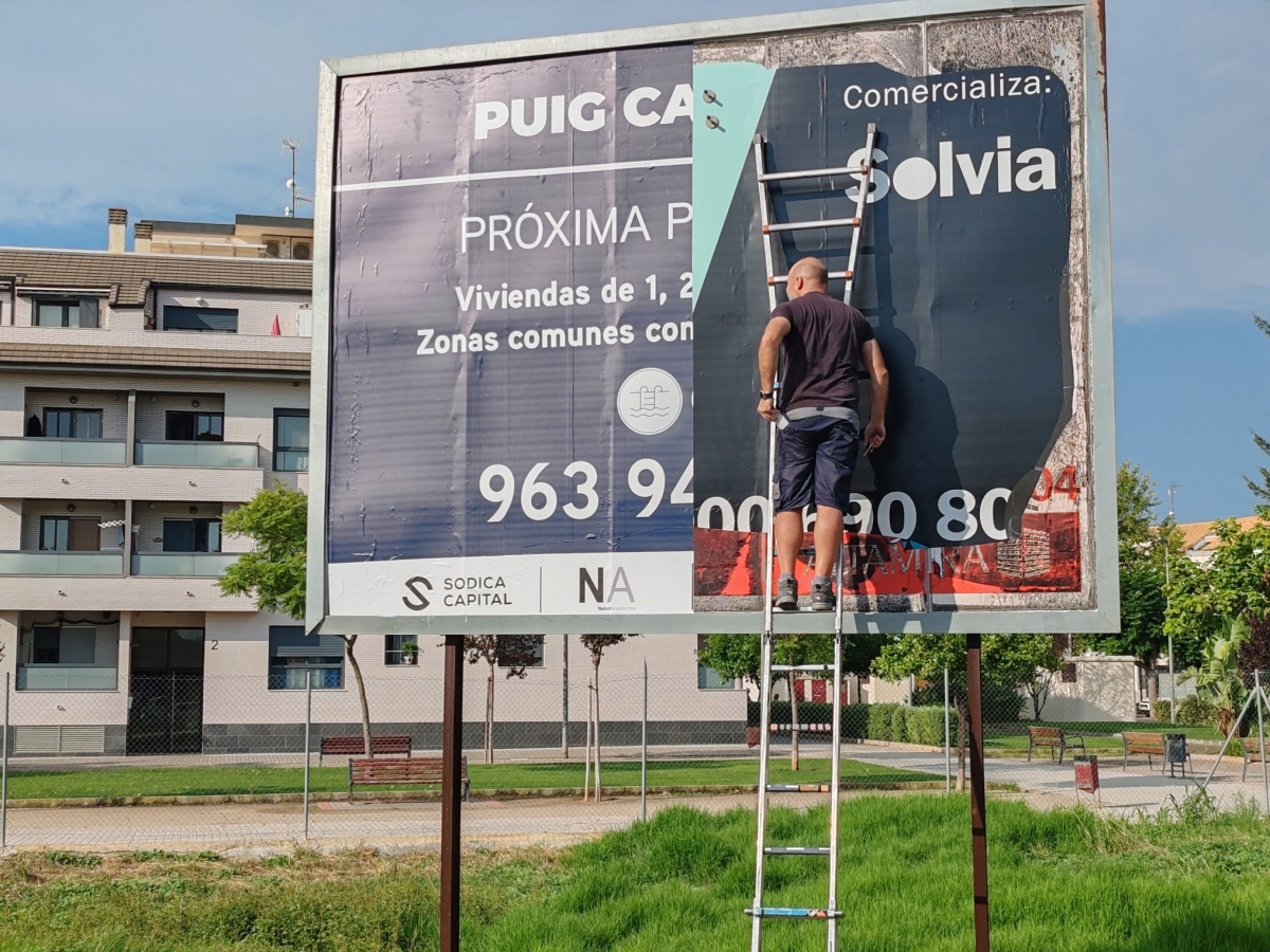 Cartelería informativa de la nueva promoción en Canet, junto al Ayuntamiento.