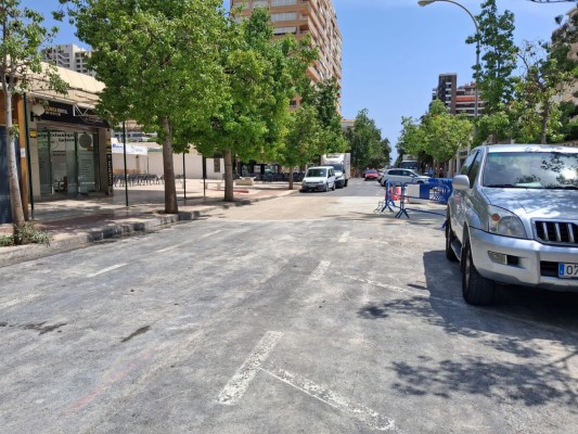 Aguas de Alicante acorta plazos y reabre al tráfico la avenida de Bruselas tras reparar la tubería