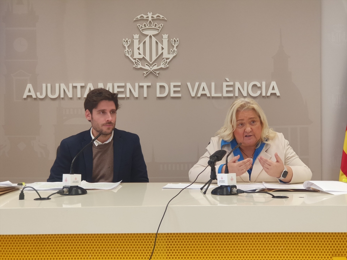 La concejala de Hacienda y Presupuestos, María José Ferrer, y el portavoz del Ayuntamiento, Juan Carlos Caballero. - Foto: AYUNTAMIENTO DE VALENCIA