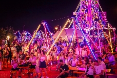 El festival Solmarket aterriza en Los Alcázares con 15 food trucks, música, magia y 'performances' circenses