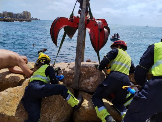 [VÍDEO] Así ha sido el rescate de un bañista entre las rocas de una playa de Torrevieja 