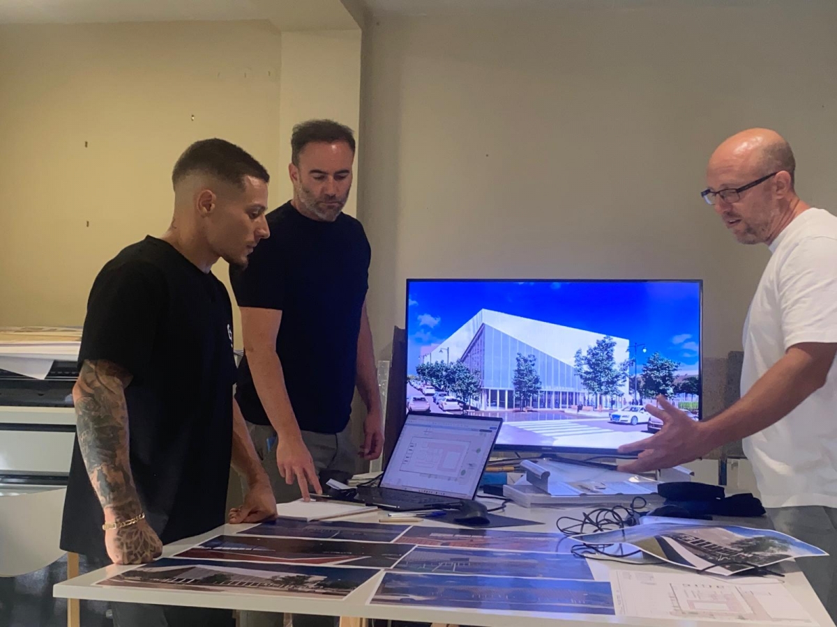 Los arquitectos, con el gimnasta olímpico alcoyano Néstor Abad. - Los arquitectos, con el gimnasta olímpico alcoyano Néstor Abad.