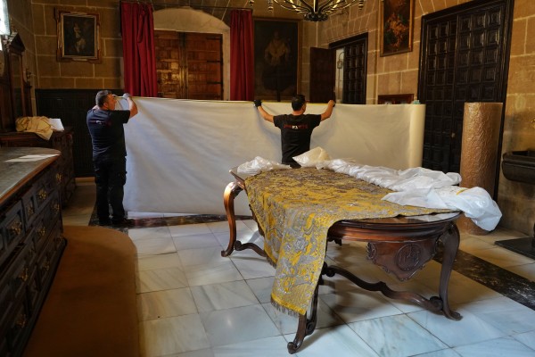 Inician los trabajos para la restauración del manto de las Clarisas de la Virgen de la Asunción de Elche