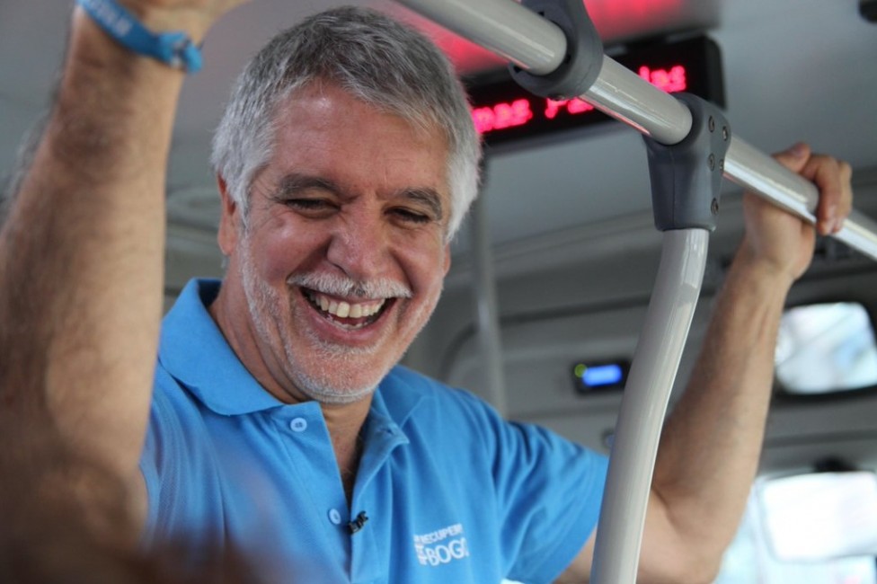 Enrique Peñalosa, alcalde de Bogotá, durante un trayecto en autobús - 