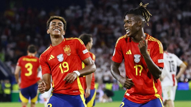 Robert Sánchez, Pedri, Fabián, Lamine Yamal, Nico Williams y Álvaro Morata en el España-Dinamarca