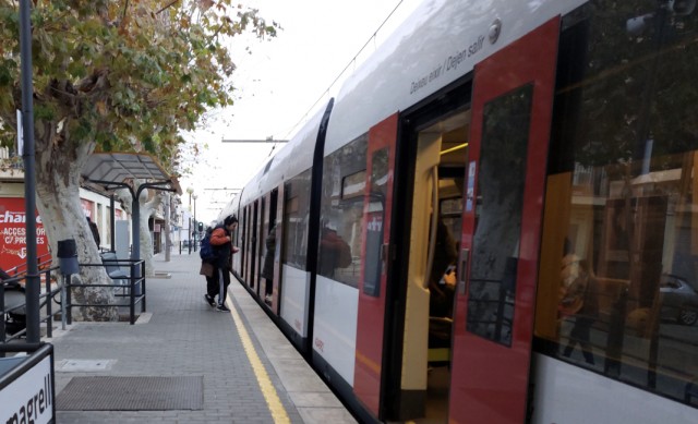 El Tram limitará a dos en el penúltimo vagón los patinetes que pueden viajar en sus trenes