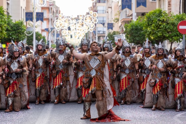 Más allá de la Cooperación en Elche: el presupuesto recorta 50.000 euros a las entidades festeras y cofradías