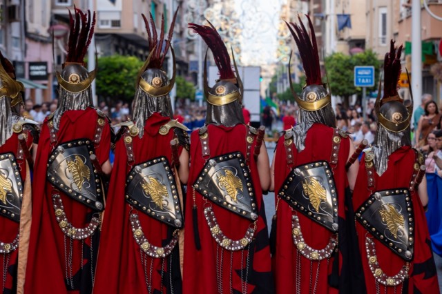 Elche inicia el trámite para declarar las Embajadas de Moros y Cristianos como Bien de Relevancia Local