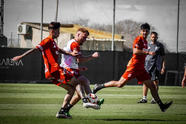 El Murcia, fuera de promoción, busca romper su mala racha en casa ante el Alcorcón