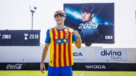 Javi Guerra renueva con el Valencia CF hasta 2029