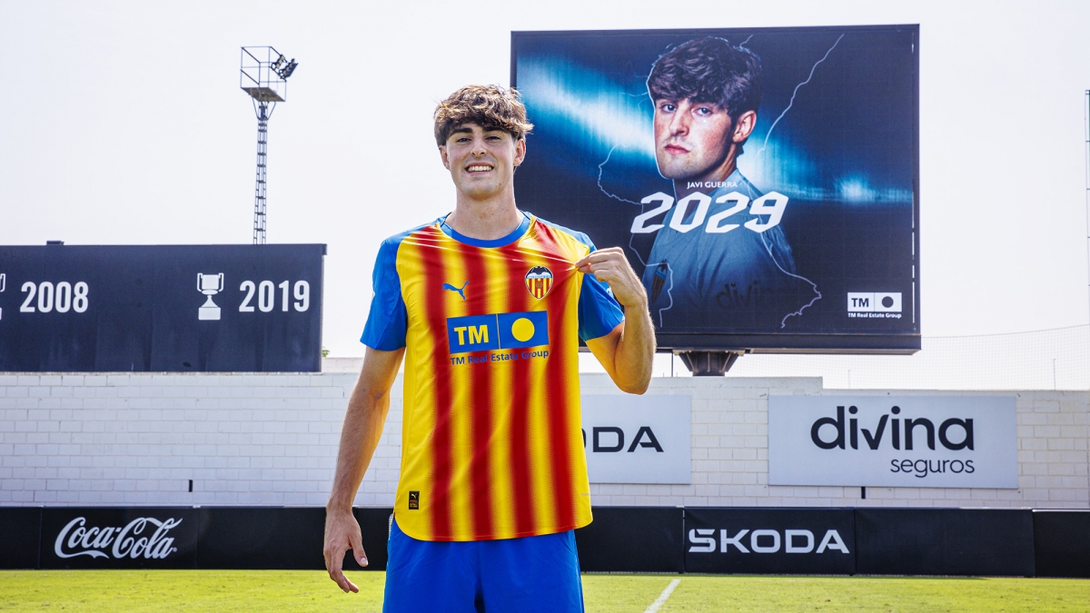 Javi Guerra renueva con el Valencia CF hasta 2029