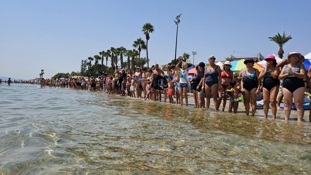 Oleada de cariño en el Mar Menor: miles de vecinos y veraneantes vuelven a rodear la laguna en un abrazo simbólico