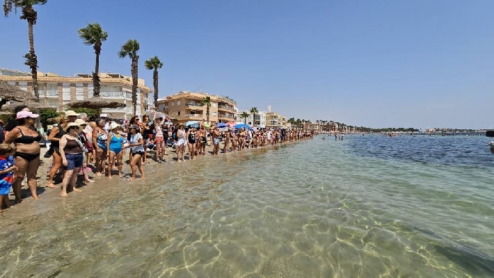 El estado del Mar Menor mantiene una evolución positiva y mejora en el inicio de agosto