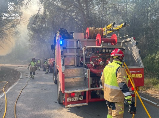 Los bomberos logran estabilizar un incendio de vegetación en el embalse de Sichar (Onda)