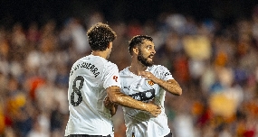El Valencia cierra la pretemporada con victoria en la noche de Javi Guerra