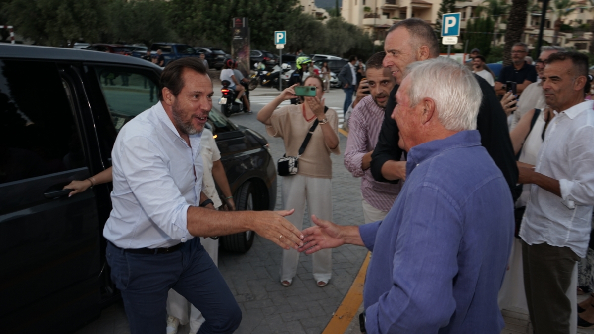 El ministro Óscar Puente, la estrella invitada en el Castell de l'Olla de Altea
