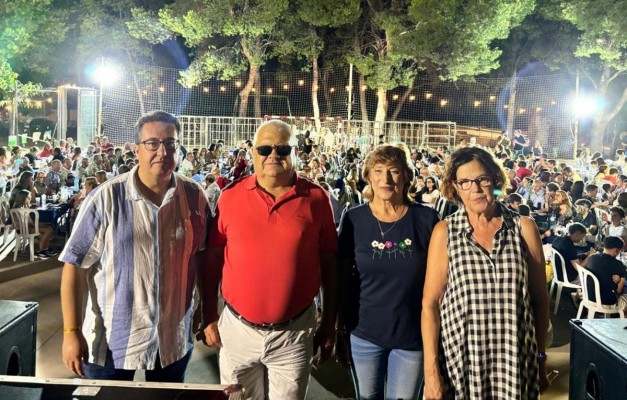 Vecinos de la urbanización Las Galeras en Castelló celebran la Cena de Gala de sus fiestas de verano