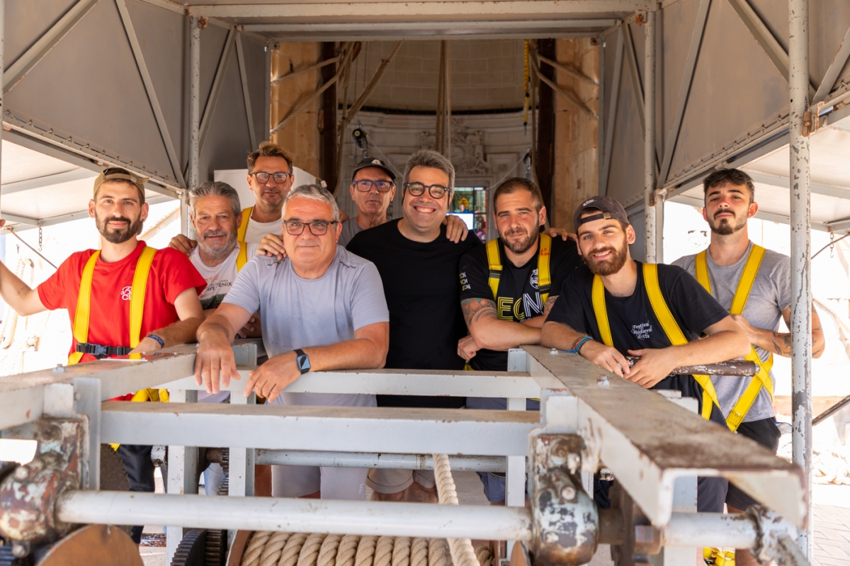 Junto a los tramoyistas en el montaje del cielo -