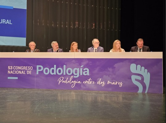 Enrique Ayuso propone a los podólogos colaborar en proyectos que ayuden a mejorar la salud
