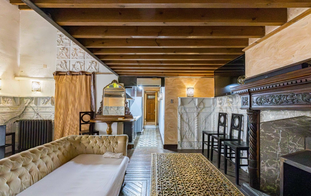 La sorprendente casa de inspiración veneciana y lujo oriental que se asoma a la plaza Belluga... y busca dueño