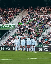 El Elche despide la pretemporada rodeado de preguntas sin respuesta, por ahora