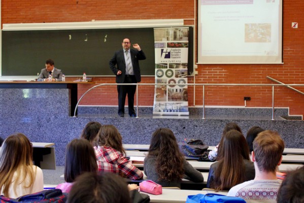 Estudiantes de la UV conocen en persona cómo es el trabajo de un bróker