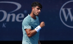 Alcaraz, con altibajos, reaparece ganando con apuros a Dzumhur en Cincinnati